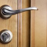 Porte qui ne tient pas fermée : comment la réparer au plus vite ?